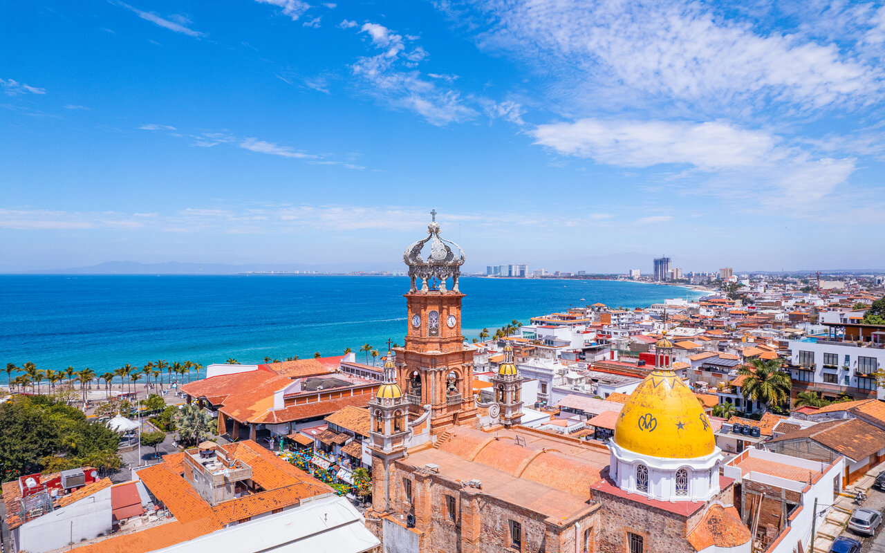 Puerto Vallarta, una ciudad que late al ritmo de la celebración, se distingue por la amplia variedad de eventos y festivales que colorean sus días a lo largo del año